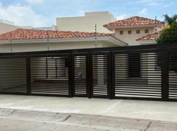 Casa · 410m² · 3 Recámaras · 4 Estacionamientos · Venta de Casa en Lomas de Gran Jardín