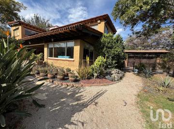 Casa · 240m² · 4 Recámaras · 8 Estacionamientos · Casa en Venta en El Rosario, Tlayacapan. Vive Rodeado de Montañas y Paz