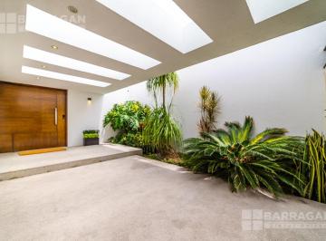 Casa · 850m² · 3 Recámaras · 4 Estacionamientos · Casa Moderna en Venta con Alberca y Vista Panorámica en Juriquilla