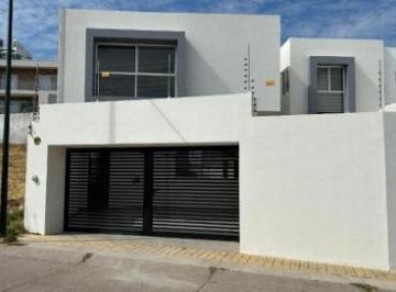 Casa · 465m² · 4 Recámaras · 3 Estacionamientos · Venta de Casa en Lomas de Gran Jardín