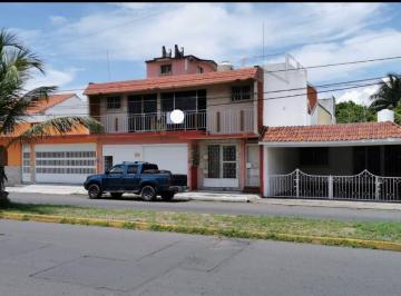 Casa · 450m² · 5 Recámaras · 5 Estacionamientos · Casa en Fraccionamiento Floresta