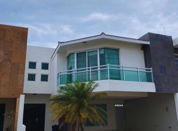 Casa · 240m² · 3 Recámaras · 2 Estacionamientos · Casa en Lomas Residencial