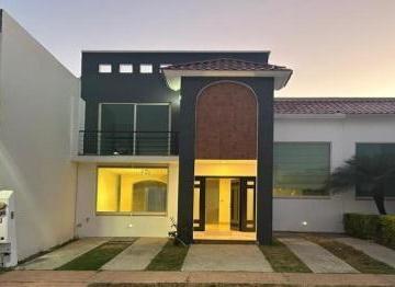 Casa · 178m² · 3 Recámaras · 2 Estacionamientos · Fraccionamiento Quinta Los Naranjos
