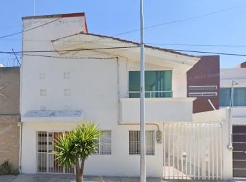 Casa de 4 habitaciones, Puebla · Propiedad en Una Excelente Ubicación Cerca de Escuelas Parques y Hospitales