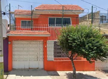 Casa de 3 habitaciones, Ecatepec de Morelos · Propiedad en Una Exelente Ubicacioncerca de Escuela Parques y Hospitales