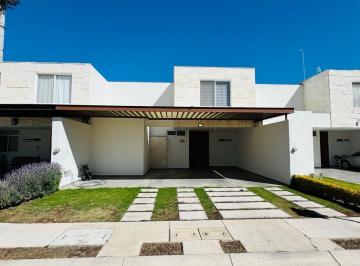 Casa · 200m² · 3 Recámaras · 5 Estacionamientos · Casa - Fraccionamiento Rancho Santa Mónica