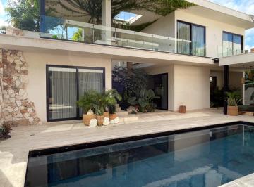 Villa · 760m² · 5 Recámaras · 2 Estacionamientos · Villa Nueva Doble Terreno 5 Rec