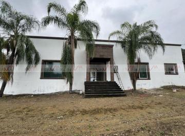 Casa · 875m² · 3 Recámaras · 6 Estacionamientos · Casa en Venta en Santiago