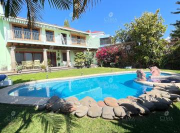 Casa · 443m² · 4 Recámaras · 2 Estacionamientos · Venta Casa en Fraccionamiento Lomas de Tetela, Cuernavaca, Morelos - V365