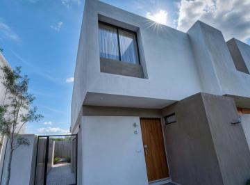 Casa de 3 habitaciones, El Marqués · Casa en Venta en Terrasoles, Nuevo Querétaro, 3 Recámaras, Alberca, Hermosa!