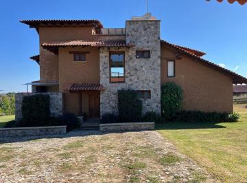 Casa en condominio · 350m² · 3 Recámaras · 4 Estacionamientos · Cabaña Autosustentable en Venta en Fraccionamiento Pinares Tapalpa