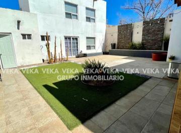 Casa · 313m² · 4 Recámaras · 5 Estacionamientos · Casa en Venta en La Panamericana.