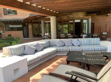 Casa en condominio de 5 habitaciones, Valle de Bravo · Venta Casa en Calle Cerrada en Avandaro