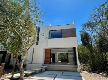 Casa · 224m² · 3 Recámaras · 2 Estacionamientos · Casa en Venta en Mayakoba Playa del Carmen