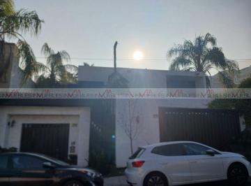 Casa · 780m² · 4 Recámaras · 4 Estacionamientos · Casa en Venta en Monterrey