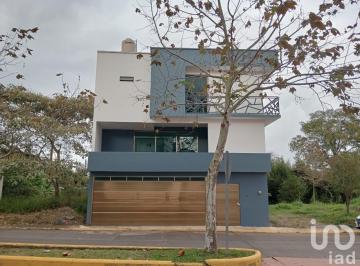 Casa · 420m² · 3 Recámaras · 2 Estacionamientos · Casa en Venta Fracc. Morada del Quetzal, emiliano Zapata, Veracruz