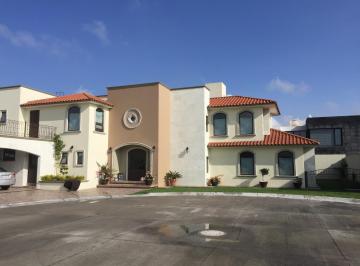 Casa en condominio · 448m² · 4 Recámaras · 3 Estacionamientos · Casa en Condominio en Hacienda San Antonio Metepec