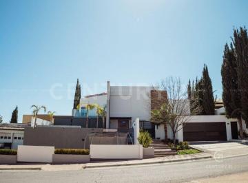 Casa · 702m² · 4 Recámaras · 4 Estacionamientos · Casa en Venta con Alberca, en Fraccionamiento Hacienda Santa Fe Chihuahua, Chih.
