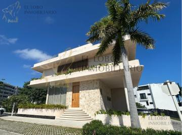Casa · 450m² · 5 Recámaras · 3 Estacionamientos · Casa en Venta en Puerto Cancún