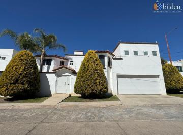 Casa · 420m² · 5 Recámaras · 4 Estacionamientos · Casa en Venta en Fracc. Loma Dorada Durango