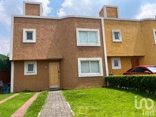 Casa · 155m² · 3 Recámaras · 3 Estacionamientos · Casa en Venta 2a Cerrada de Abasolo, Cuajimalpa. (Cerrada 9 Casas con Portón Eléctrico y Patio)