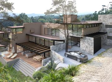 Fachada Frontal · Casa en Venta en Avandaro, Valle de Bravo