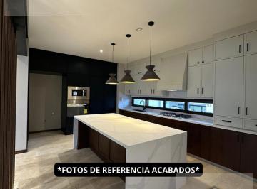 Casa · 585m² · 3 Recámaras · 3 Estacionamientos · Casa en Club de Golf La Loma