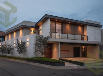 Casa · 495m² · 3 Recámaras · 3 Estacionamientos · Casa en Club de Golf La Loma