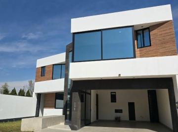 Casa de 4 habitaciones, Saltillo · Casa en Venta Al Norte de Saltillo en Fracc Jardines de Versalles con Alberca