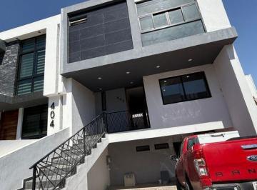 Casa en condominio · 260m² · 4 Recámaras · 2 Estacionamientos · Bonita Casa en Venta en Capital Norte