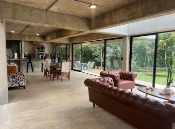 Casa · 640m² · 6 Recámaras · 10 Estacionamientos · Casa en Venta en Coatepec