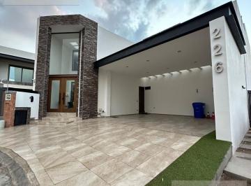 Casa · 550m² · 3 Recámaras · 5 Estacionamientos · Casa de 3 Niveles en Club de Golf La Loma
