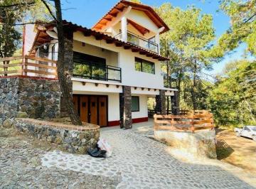 Casa · 327m² · 3 Recámaras · 4 Estacionamientos · Cabaña en Venta en Monte Cielo