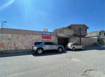 Casa · 375m² · 4 Recámaras · 4 Estacionamientos · Casa en San Lorenzo Tepaltitlan Centro