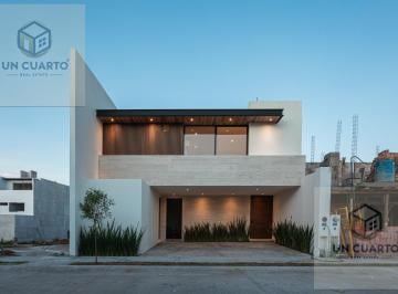 Casa · 240m² · 4 Recámaras · 2 Estacionamientos · Casa en Venta con Recamara en Planta Baja en San Angel V