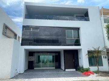 Casa · 409m² · 4 Recámaras · 2 Estacionamientos · Casa en Venta con 4 Recamaras en Lomas de Angelopolis Parque Zacatecas
