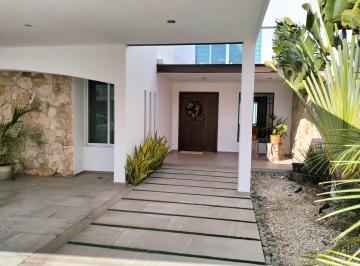 Casa de 3 habitaciones, Mérida · Casa con 450 m² Superficie de Terreno y 3 Recámaras en Venta en Fraccionamiento Montebello