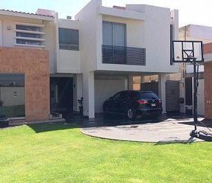 Casa en condominio · 550m² · 3 Recámaras · 2 Estacionamientos · Casa en Venta Y/o Renta en Metepec, Estado de México, Privada Hidalgo