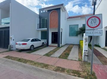Casa · 178m² · 3 Recámaras · 3 Estacionamientos · Renta de Casa en Quinta Los Naranjos