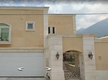 Casa de 4 habitaciones, Monterrey · Hermosa Casa con Alberca en Venta de Remate en Monterrey, N. L.