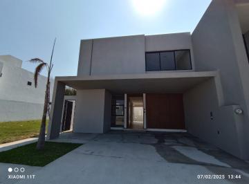 Casa · 210m² · 4 Recámaras · 1 Estacionamiento · Casa - Fraccionamiento Lomas del Dorado