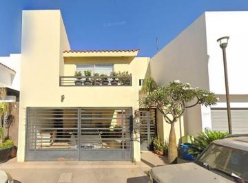 Casa de 3 habitaciones, Ahome · Casa en Venta Colonia Monferrath por Remate, Excelente Oportunidad!