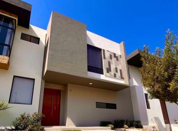 Casa · 108m² · 2 Recámaras · 2 Estacionamientos · Oportunidad! Casa de Hermoso Diseño en Venta en Zibata, Querétaro