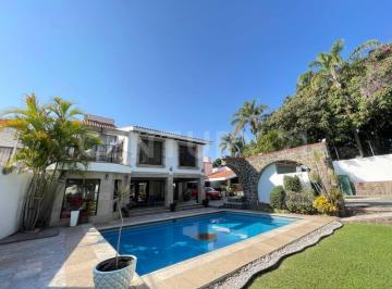 Casa · 600m² · 3 Recámaras · 7 Estacionamientos · Casa en Venta en Zona Dorada de Cuernavaca, Morelos