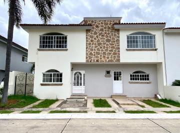 Casa de 3 habitaciones, Zapopan · Casa en Jardín Real Dentro de Coto