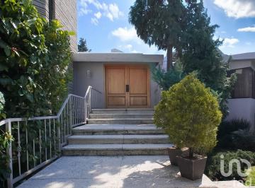 Casa · 925m² · 4 Recámaras · 9 Estacionamientos · ¡Descubre La Elegancia y El Confort de Esta Casa en Venta Ubicada en Jardines del Pedregal!