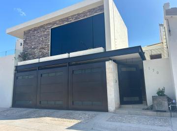 Casa · 632m² · 5 Recámaras · 3 Estacionamientos · Casa con Alberca en Venta en Jardines del Campestre León Gto.