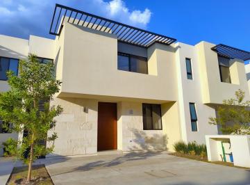 Casa · 215m² · 4 Recámaras · 2 Estacionamientos · Casa Shija con Recámara en Planta Baja en Venta en Azhala, Zibatá, Querétaro