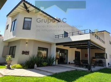 Casa · 320m² · 3 Recámaras · 3 Estacionamientos · Casa en Venta en Jurica V - 1231