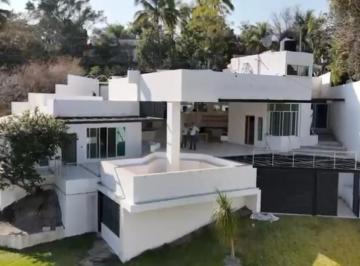 Casa · 455m² · 4 Recámaras · 6 Estacionamientos · Casa en Venta en Club de Golf Santa Fe Xochitepec, Morelos